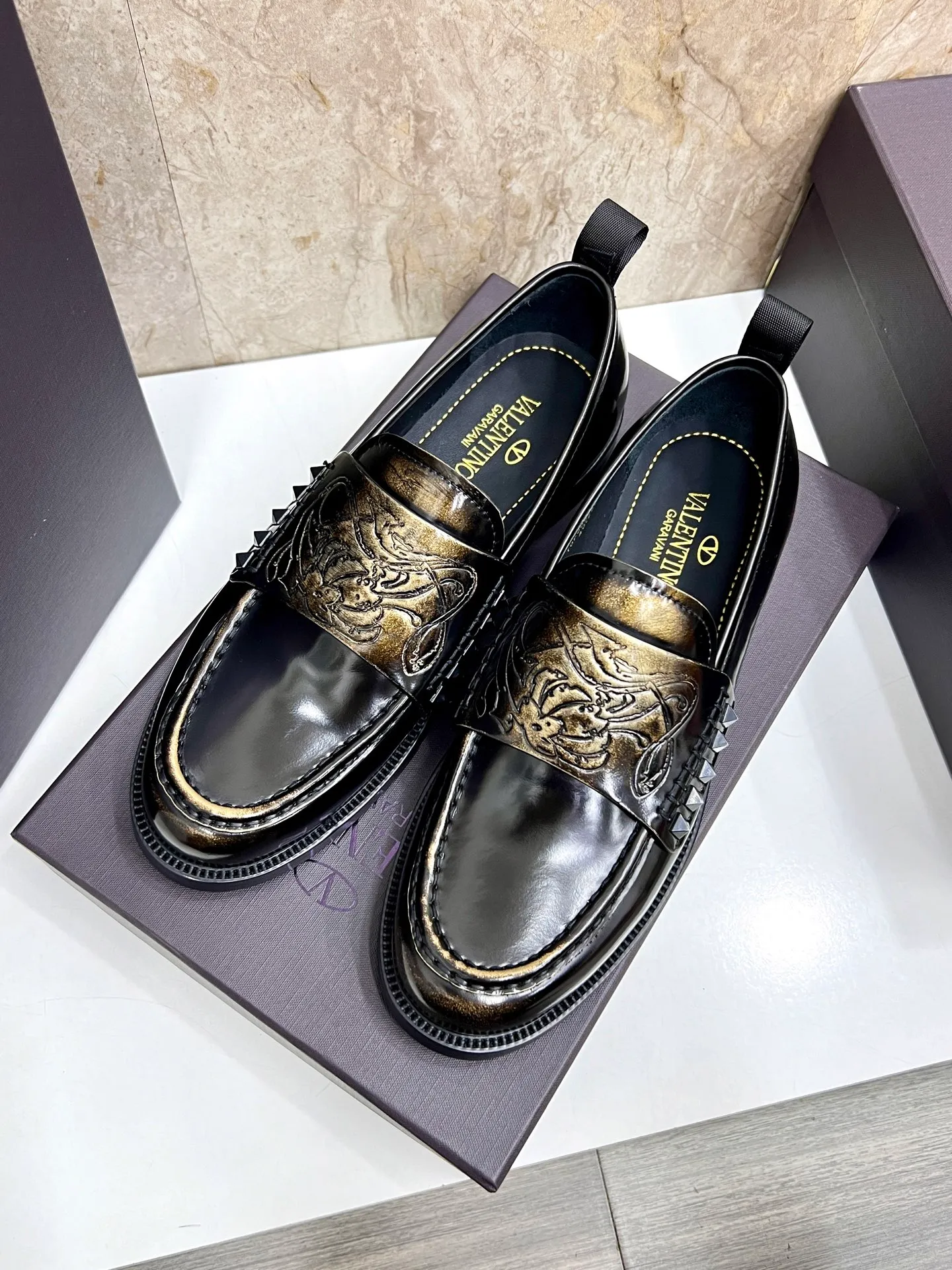 Men's men's shoes💰780 Valentino New men's V logo micro-label business casual loafers. These Derby loafers are made of imported cowhide leather. They are light in texture and cool in style. The uppers are decorated with brand logo buckles, showing off the big-name style! The lines reveal novel urban trends. The toe is round and full, and the rubber foam sole and triple protruding leather welt complement each other. It is extremely fashionable and charming, with dyed calfskin lining, genuine leather feet, and standard logo decoration. It is simple yet elegant. It has a classic European and American loose style and is extremely comfortable on the feet. Size: 39-44 (customized at 38.45.46)